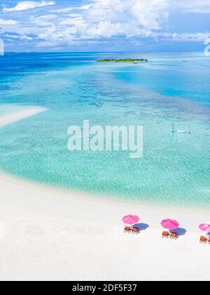 Paysage aérien incroyable dans les îles Maldives. Vue sur mer bleue et récif de corail parfaite depuis un drone ou un avion. Voyage exotique d'été et paysage de vacances Banque D'Images