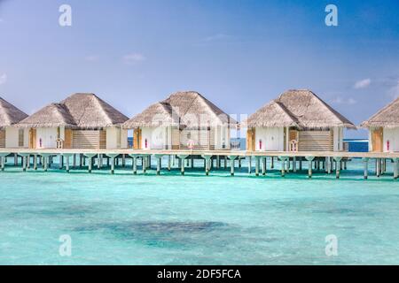 Maldives île de l'eau bungalows station à la plage des îles. Océan Indien, beau paysage, villas de luxe et jetée. Bleu lagon de la mer Banque D'Images