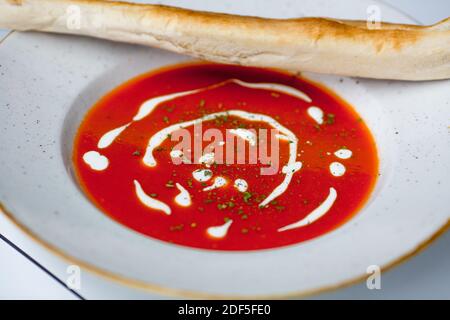 Soupe de tomate dans une assiette blanche Banque D'Images