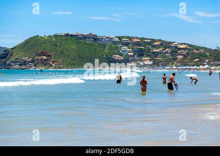 Buzios, Rio de Janeiro, Brésil – 22 décembre 2019 : Praia da Geriba, vue panoramique de cette belle plage. Les gens se baignent dans l'eau de la turqoise. Banque D'Images