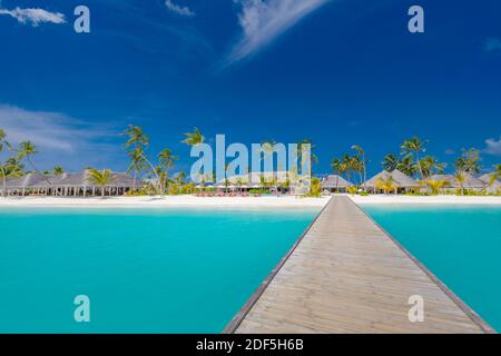 Maldives paysage paradisiaque. Paysage tropical, paysage marin avec une longue jetée, villas aquatiques avec plage de lagune de mer incroyable, nature tropicale vacances d'été Banque D'Images