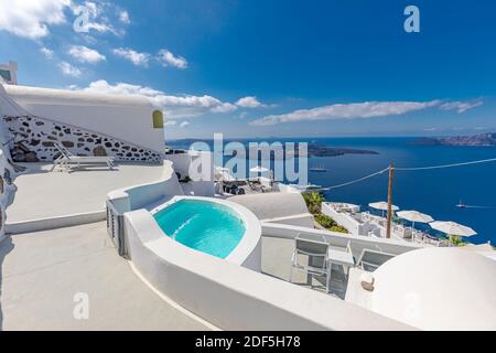 Architecture blanche sur l'île de Santorin, Grèce. Piscine dans un hôtel de luxe. Belle vue sur la mer, vacances d'été, destination de voyage à couper le souffle Banque D'Images