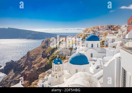 Belle ville d'Oia sur l'île de Santorin, Grèce. Architecture blanche traditionnelle et églises grecques orthodoxes avec des dômes bleus au-dessus de la Caldera, mer Égée Banque D'Images