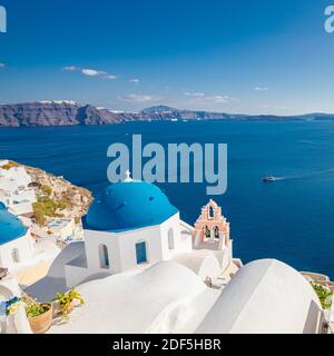 Belle ville d'Oia sur l'île de Santorin, Grèce. Architecture blanche traditionnelle et églises grecques orthodoxes avec des dômes bleus au-dessus de la Caldera, mer Égée Banque D'Images