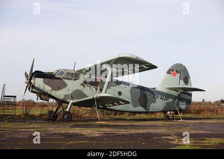 Antonov AN-2 Russie militaire Biplane signe d'appel LY-AUP Banque D'Images