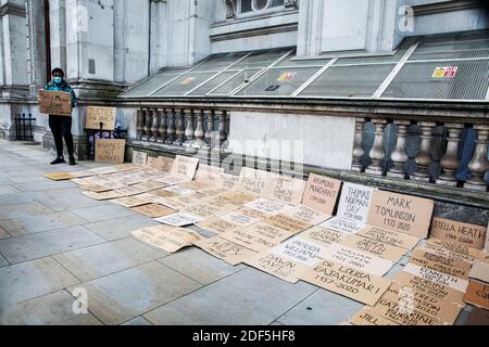 Le bénévole Trey Campbell-Simon détient une pancarte à la mémoire de l'ouvrier souterrain de Londres, Belly Mujinga. Des noms qui ne sont pas des chiffres protestent à Whithall. Le fondateur Ellis Tustin a commencé à afficher les noms de poeple qui sont morts de Covid 19 depuis le début de la pandémie. Après Ellis grand-père , Berrice Moore, est mort de Covid 19 il a décidé de se tenir à l'extérieur 10 Downing Street tenant une pancarte portant son nom, Afin de rappeler au Gouvernement leur responsabilité durant cette pandémie, la manifestation a augmenté, de nombreux membres du public envoyant pour eux des noms d'amis et de membres de leur famille Banque D'Images