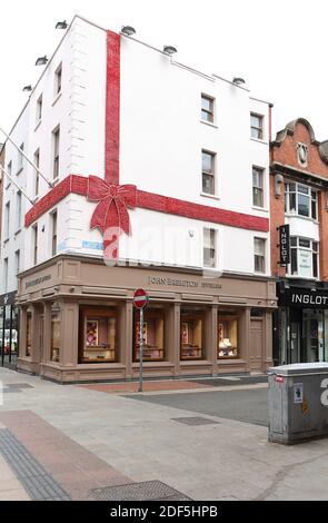 Stockez les cadeaux emballés dans la rue Grafton de Dublin, mais sans les acheteurs en raison de la présence de covid Banque D'Images