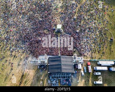 Foule devant une scène lors d'un festival de musique d'été. Vue de dessus Banque D'Images