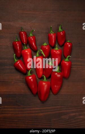 Coeur frais de piments ou de poivrons et de poivrons ou de poivrons. Cloche douce, paprika, cayenne, poivron hongrois, isolé sur une table en bois Banque D'Images