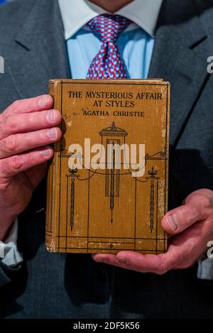 Londres, Royaume-Uni. 3 décembre 2020. Agatha Christie, l'histoire mystérieuse de Styles. 1921, soit 1,000 £, 1,500. Première édition britannique du premier roman de la « Reine du crime » à l'approche du centenaire du début de Hercule Poirot. Partie de précieux Livres et manuscrits, le 9 décembre 2020 - UN aperçu de la semaine Christie's Classic qui comprend 10 ventes la semaine prochaine. Crédit : Guy Bell/Alay Live News Banque D'Images