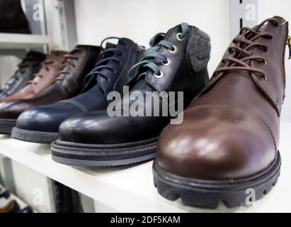 Voronezh, Russie - 29 février 2020 : de nouvelles bottes en cuir pour hommes sont sur la fenêtre du magasin Banque D'Images