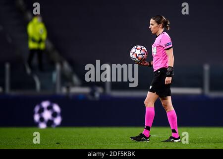 Turin, Italie - 02 décembre 2020 : l'arbitre Stephanie Frappart tient le ballon à la fin de la première moitié lors du match de football du Groupe G de la Ligue des champions de l'UEFA entre le FC Juventus et le FC Dynamo Kyiv. L'arbitre français Stephanie Frappart devient la toute première femme officielle à arbitrer un match de la Ligue des Champions pour hommes. Juventus FC a remporté 3-0 victoires sur Dynamo Kyiv. Credit: Nicolò Campo/Alay Live News Banque D'Images