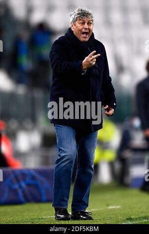 Turin, Italie - 02 décembre 2020 : Mircea Lucescu, entraîneur en chef du FC Dynamo Kyiv, gestes lors du match de football du Groupe G de la Ligue des champions de l'UEFA entre le FC Juventus et le FC Dynamo Kyiv. Juventus FC a remporté 3-0 victoires sur Dynamo Kyiv. Credit: Nicolò Campo/Alay Live News Banque D'Images