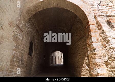 Allée dans la ville de Gubbio en Italie Banque D'Images