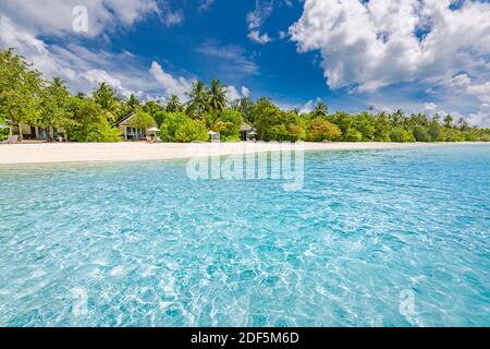 Belle plage et mer tropicale. Magnifique nature de plage, paysages des Maldives, vue parfaite sur le paysage exotique, sable blanc et ciel bleu. Complexe de luxe Banque D'Images