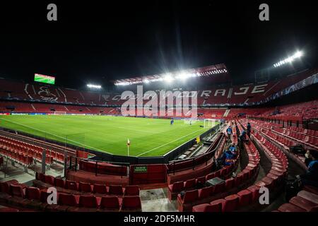 Vue générale de l'intérieur avant la Ligue des champions de l'UEFA, le match de football du Groupe E entre le Sevilla FC et le Chelsea FC le 2 décembre / LM Banque D'Images