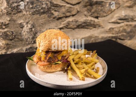 Arinsal, Andorre : 2020 décembre 2 : hamburger californien servi avec des frites. Banque D'Images