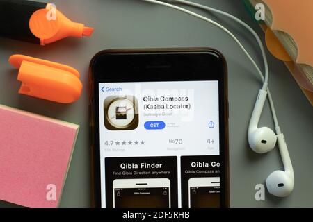 New York, États-Unis - 1er décembre 2020 : icône de l'application mobile Qibla Compass sur l'écran du téléphone, vue de dessus, Editorial. Banque D'Images