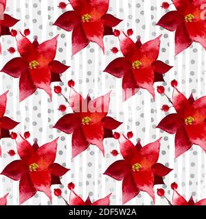 Motif de fleurs rouges poinsettias de Noël avec baies sur un arrière-plan de bandes grises avec texture argentée Banque D'Images