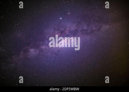 Univers rempli d'étoiles, de nébuleuse et de galaxie. Étoiles dans l'espace ou dans le ciel nocturne. Paysage avec dégradé bleu violet voie lactée galaxie. Ciel nocturne avec étoiles Banque D'Images