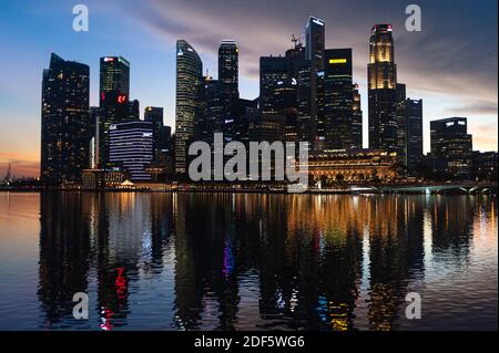 02.12.2020, Singapour, République de Singapour, Asie - vue générale sur Marina Bay du quartier central des affaires éclairé avec ses gratte-ciel. Banque D'Images