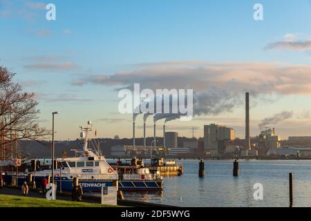 Kiel, Blick über die Kieler Förde auf den Ostuferhafen und die Schwentinemündung krz nach Sonnenaufgang Banque D'Images