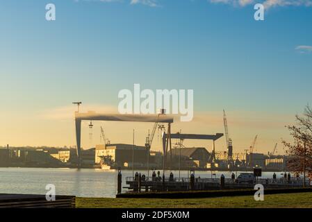 Kiel, Blick über die Kieler Förde auf den Ostuferhafen und die Schwentinemündung krz nach Sonnenaufgang Banque D'Images