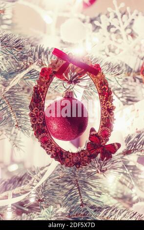 Sapin de noël illuminé boule rouge décoration de près Banque D'Images