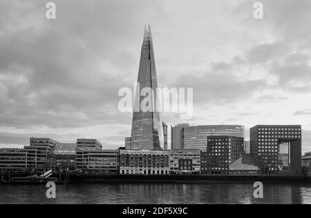 Le Shard et la South Bank of the Thames en début de soirée, dans le centre de Londres Banque D'Images