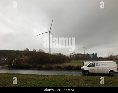 La scène à Avomouth, Bristol, comme les pompiers, la police et les ambulanciers paramédicaux réagissent à une explosion importante dans un entrepôt où il y a eu de nombreuses victimes. Banque D'Images