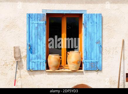 Fenêtre de style champêtre avec volets dans une maison rurale. France. Banque D'Images