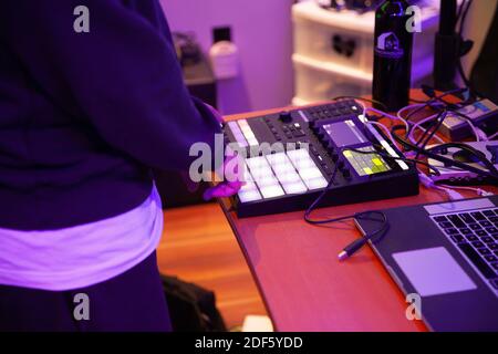 Gros plan d'un homme qui fait des battements de musique et retentit avec une machine à tambour Banque D'Images