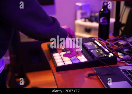 Gros plan d'un homme qui fait des battements de musique et retentit avec une machine à tambour Banque D'Images