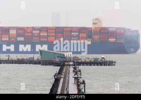 Southend Pier, Southend on Sea, Essex, Royaume-Uni. 3 décembre 2020. Le HMM Rotterdam est un navire conteneur de classe Algeciras, un groupe de douze navires cargo qui peuvent également transporter le plus grand nombre de conteneurs par n'importe quel navire dans le monde, à près de 24,000 conteneurs. Le HMM Rotterdam de 400 m de long et de 232 000 tonnes est entré en service en juin 2020 et effectuera des trajets réguliers entre l'Asie et l'Europe. Il a quitté le port de la DP World London Gateway dans la Tamise à Stanford le Hope, dans l'Essex, en direction de la mer du Nord et est vu s'élevant au-dessus de Southend Pier Banque D'Images