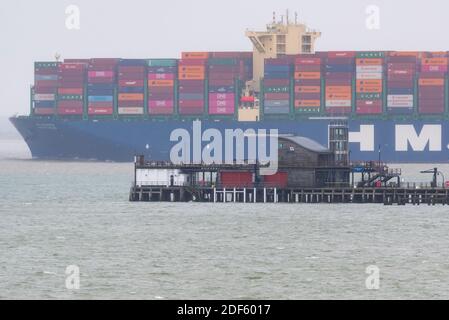 Southend Pier, Southend on Sea, Essex, Royaume-Uni. 3 décembre 2020. Le HMM Rotterdam est un navire conteneur de classe Algeciras, un groupe de douze navires cargo qui peuvent également transporter le plus grand nombre de conteneurs par n'importe quel navire dans le monde, à près de 24,000 conteneurs. Le HMM Rotterdam de 400 m de long et de 232 000 tonnes est entré en service en juin 2020 et effectuera des trajets réguliers entre l'Asie et l'Europe. Il a quitté le port de la DP World London Gateway dans la Tamise à Stanford le Hope, dans l'Essex, en direction de la mer du Nord et est vu s'élevant au-dessus de Southend Pier Banque D'Images