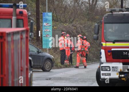 La scène à Avomouth, Bristol, comme les pompiers, la police et les ambulanciers paramédicaux réagissent à une explosion importante dans un entrepôt où il y a eu de nombreuses victimes. Banque D'Images