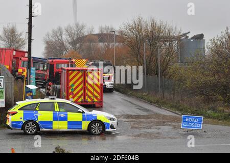 La scène à Avomouth, Bristol, comme les pompiers, la police et les ambulanciers paramédicaux réagissent à une explosion importante dans un entrepôt où il y a eu de nombreuses victimes. Banque D'Images