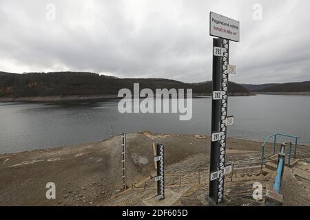 Heimbach, Allemagne. 03ème décembre 2020. Un indicateur de niveau d'eau est situé à Schwammenauel, sur la rive du Rursee. Les barrages de la Rhénanie-du-Nord-Westphalie ont de faibles niveaux d'eau pour la saison. Credit: Oliver Berg/dpa/Alay Live News Banque D'Images