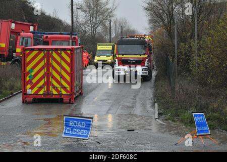 La scène à Avomouth, Bristol, comme les pompiers, la police et les ambulanciers paramédicaux réagissent à une explosion importante dans un entrepôt où il y a eu de nombreuses victimes. Banque D'Images