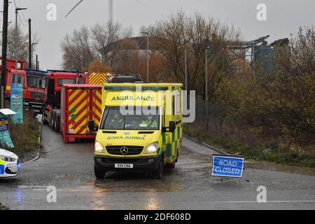 La scène à Avomouth, Bristol, comme les pompiers, la police et les ambulanciers paramédicaux réagissent à une explosion importante dans un entrepôt où il y a eu de nombreuses victimes. Banque D'Images