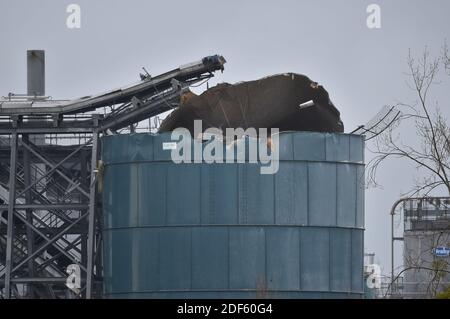 La scène à Avomouth, Bristol, comme les pompiers, la police et les ambulanciers paramédicaux réagissent à une explosion importante dans un entrepôt où il y a eu de nombreuses victimes. Banque D'Images