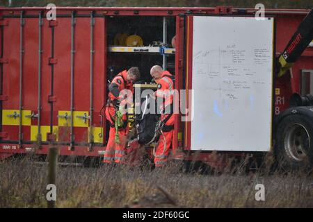 La scène à Avomouth, Bristol, comme les pompiers, la police et les ambulanciers paramédicaux réagissent à une explosion importante dans un entrepôt où il y a eu de nombreuses victimes. Banque D'Images