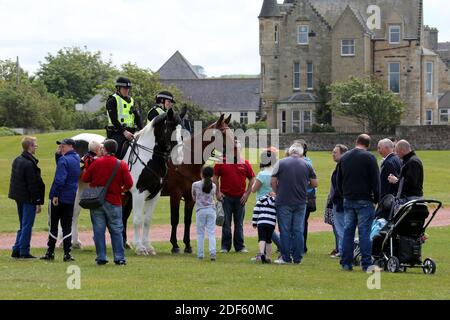 The Holy Fair, Low Green, Ayr, Ayrshire, 20 juin 2015. Stands de charité , amusement et jeux pour recueillir de l'argent pour une variété d'organismes de bienfaisance, basé sur le poème de Robert Burns. Monté des officiers de police féminins chat au public Banque D'Images