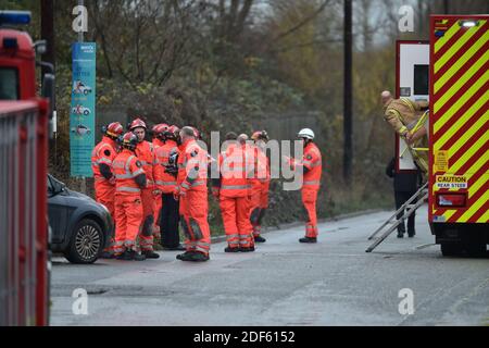 La scène à Avomouth, Bristol, comme les pompiers, la police et les ambulanciers paramédicaux réagissent à une explosion importante dans un entrepôt où il y a eu de nombreuses victimes. Banque D'Images