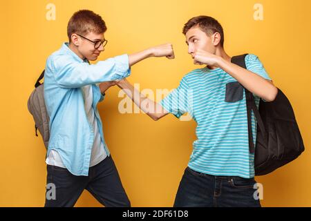 Les adversaires sérieux, deux adolescents, les gars montrent des poings, prêts pour la bataille, ont des expressions faciales strictes Banque D'Images