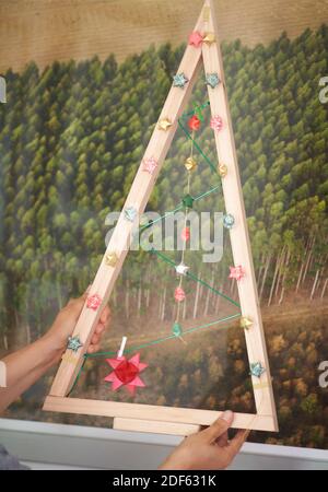 Composition de Noël avec les mains des femmes, décoration de composition de Noël avec bois de pin Banque D'Images