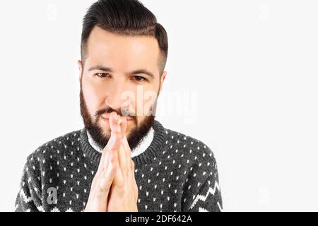 Portrait d'un homme avec une barbe, rusé, un gars réfléchis a conçu quelque chose, isolé fond blanc. Émotions humaines négatives, expressions du visage, Banque D'Images