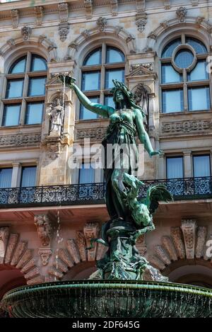 Façade de l'hôtel de ville de Hambourg et de la fontaine Hygieia dans le centre de Hambourg, en Allemagne Banque D'Images