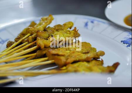 satay de porc, porc grillé ou satay de porc avec sauce Banque D'Images