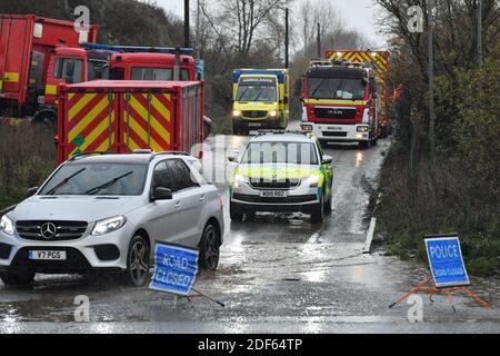 La scène à Avomouth, Bristol, comme les pompiers, la police et les ambulanciers paramédicaux réagissent à une explosion importante dans un entrepôt où il y a eu de nombreuses victimes. Banque D'Images